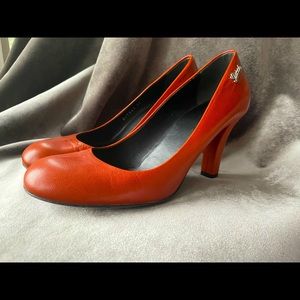 Gucci round toe orange pumps